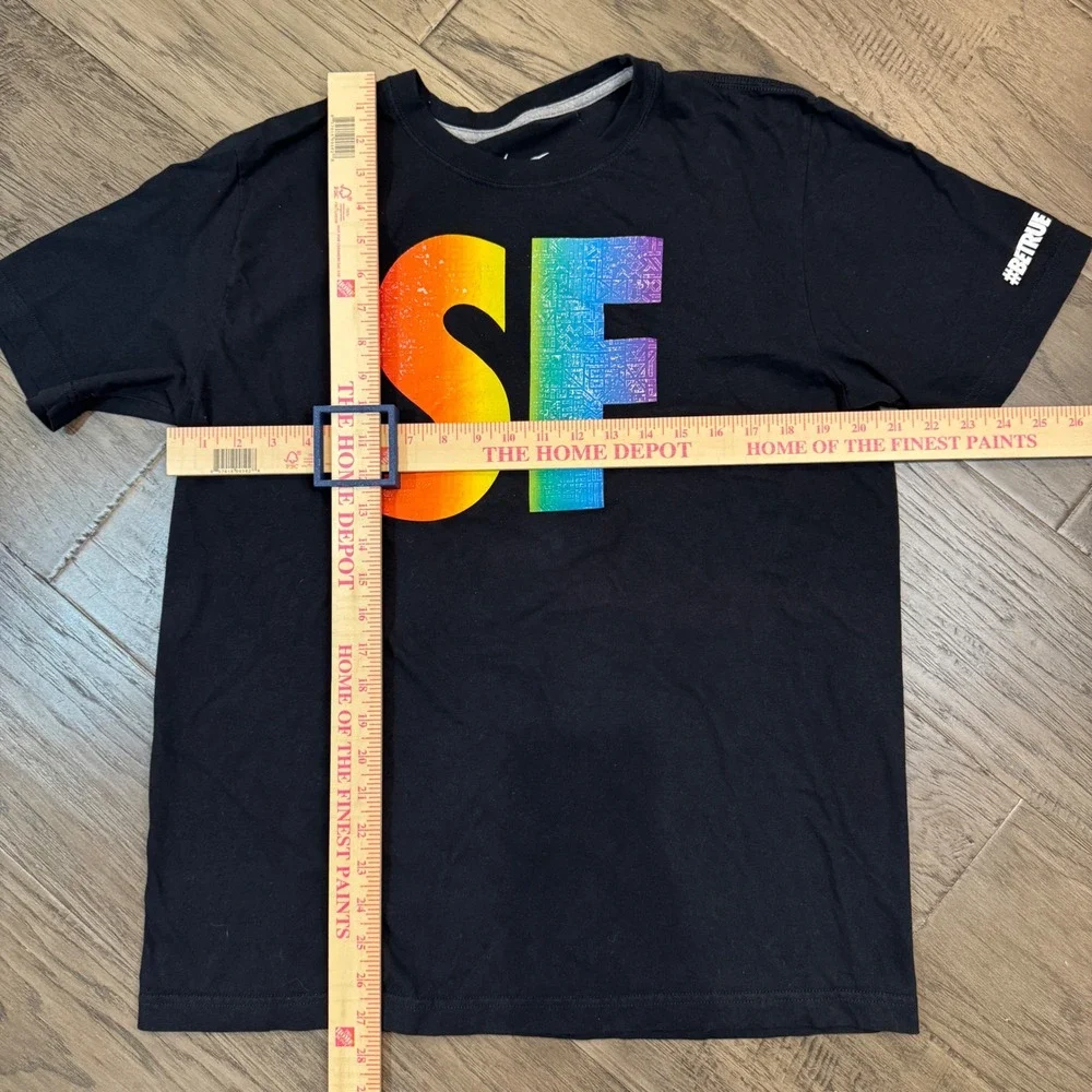 Nike SF T-Shirt Rainbow Graphic Pride Short Sleeve Top Regular Fit‎ Large